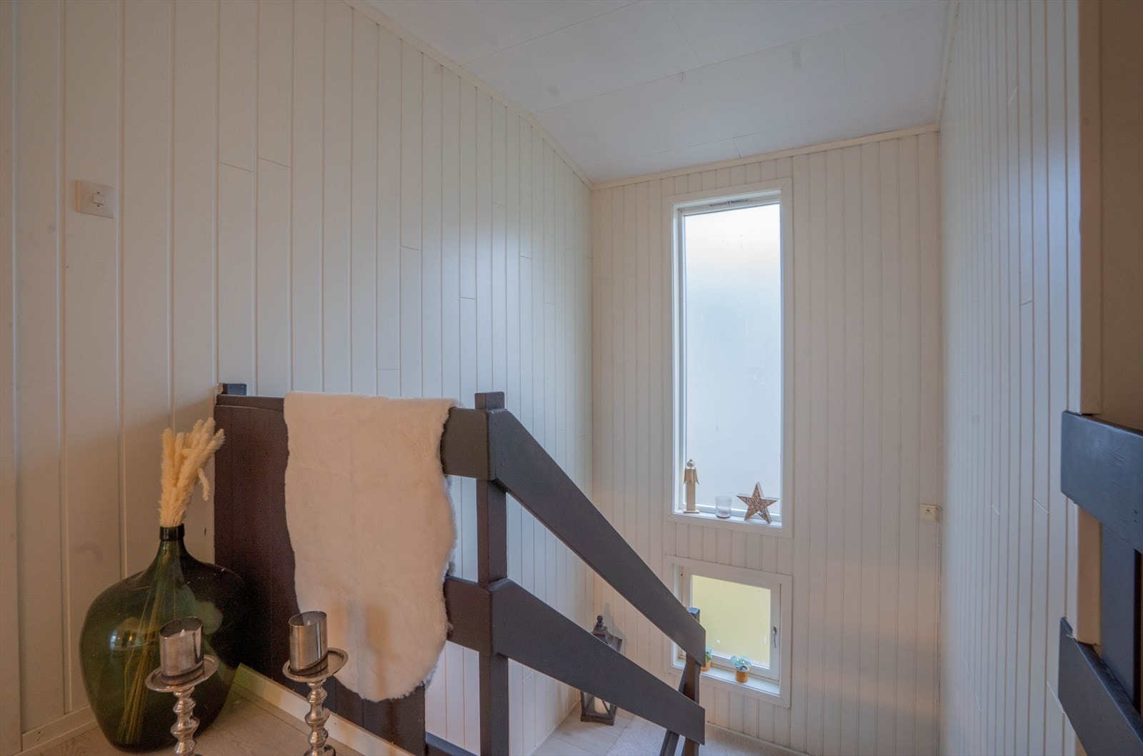 Trappegang med høyt vindu i oppgangen som slipper inn dagslys. Galleribilde