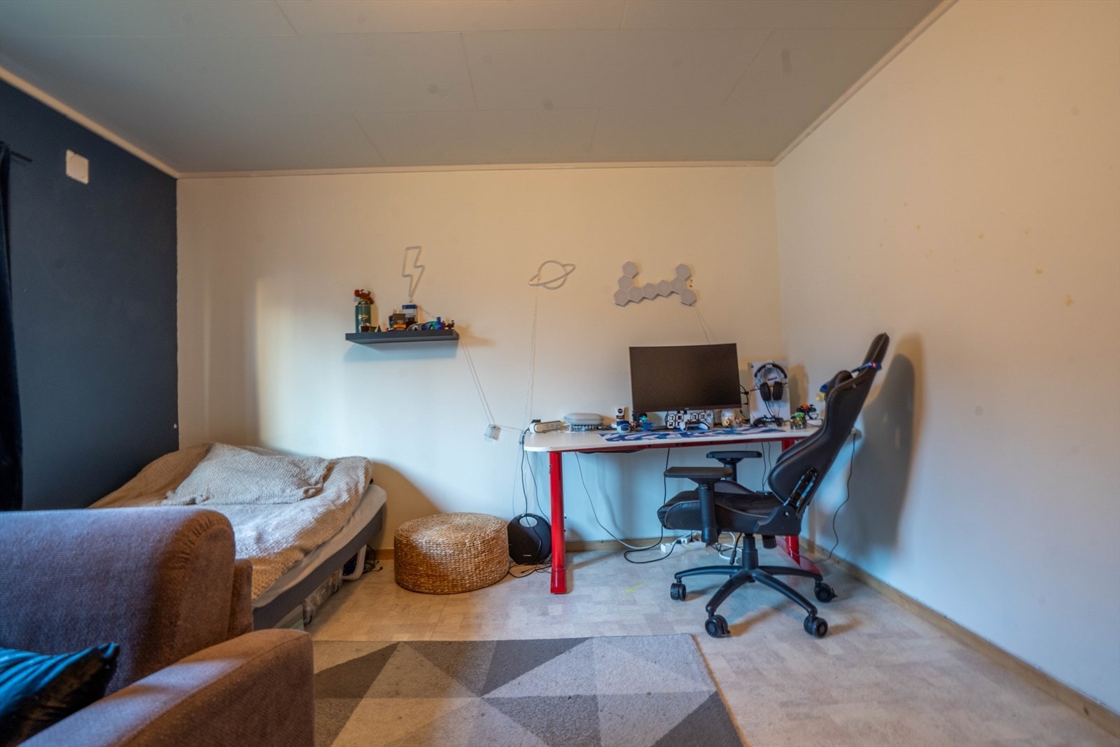 Soverom 2 har god størrelse og vindu som slipper inn godt med dagslys. Galleribilde