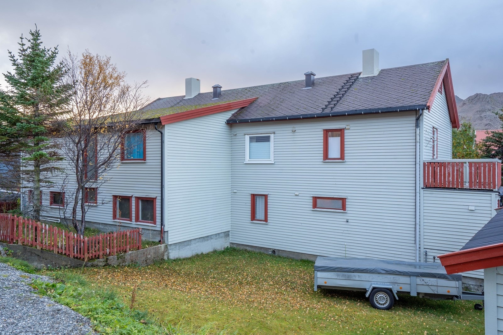 Tomannsbolig som er vertikaldel med hage. Inngjerdet eiendom er Gammelveien 7B. Galleribilde