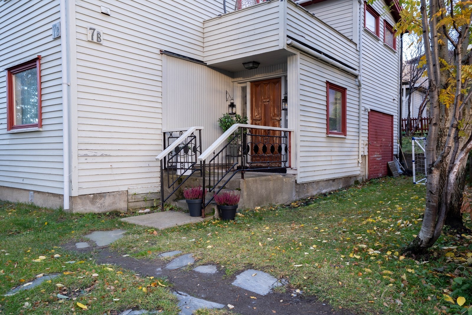 Sjarmerende inngangsparti med klassisk rekkverk og koselig uteområde. Rolig beliggenhet nær natur og fasiliteter. Perfekt for familier. Galleribilde