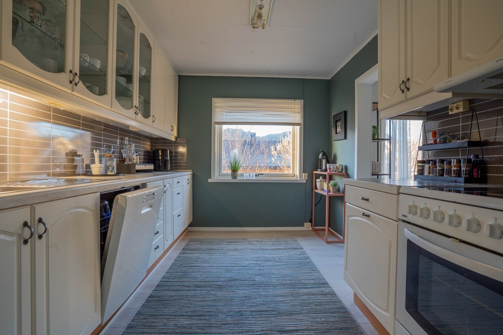 Lyst kjøkken med flott utsikt. God benkeplass og praktisk planløsning gir rom for hyggelige matopplevelser. Galleribilde