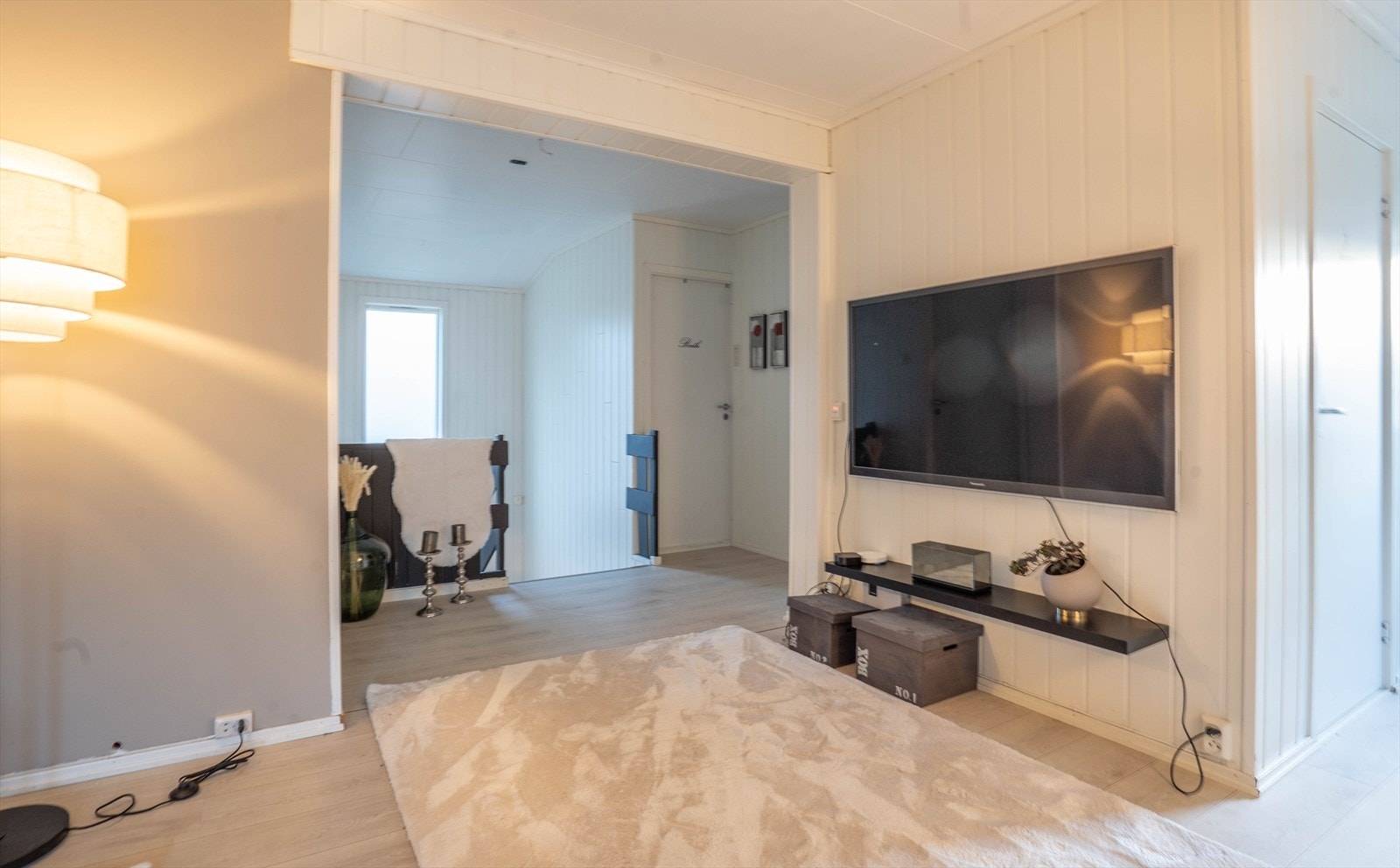 Trappegang 2.etg. Dør inn til bad og vaskerom midt i bildet. Helt til høyre er dør inn til matbod. Galleribilde