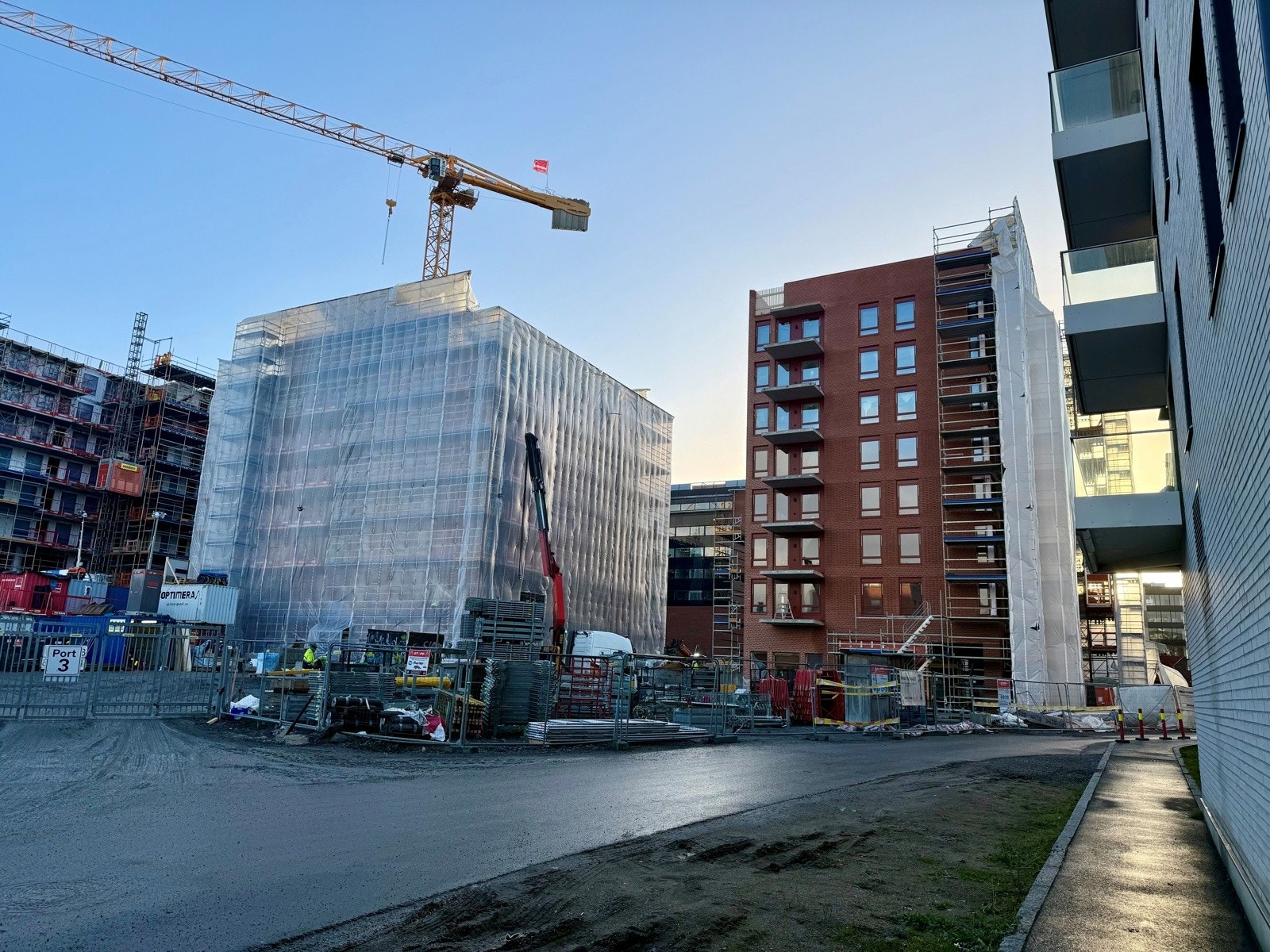 Leiligheten ligger på høyre side av bygget med hvit plast. Bilde tatt 28.november. Galleribilde