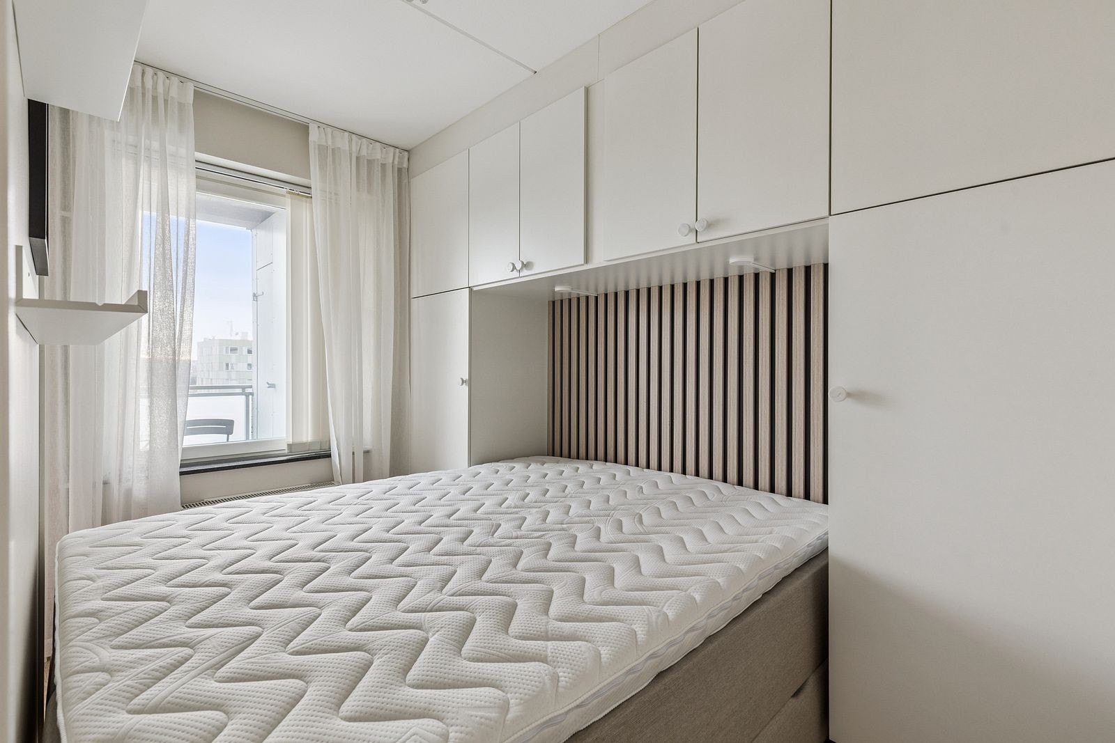 Soverom med plass til dobbelt seng og mye skapplass Galleribilde