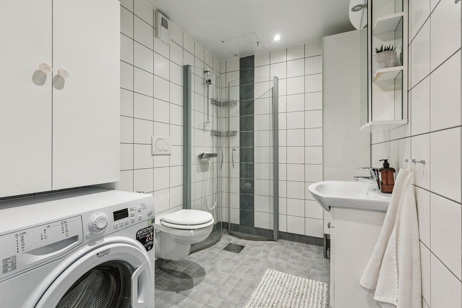 Bad med opplegg for vaskemaskin, spotter i tak og varme i gulv Galleribilde