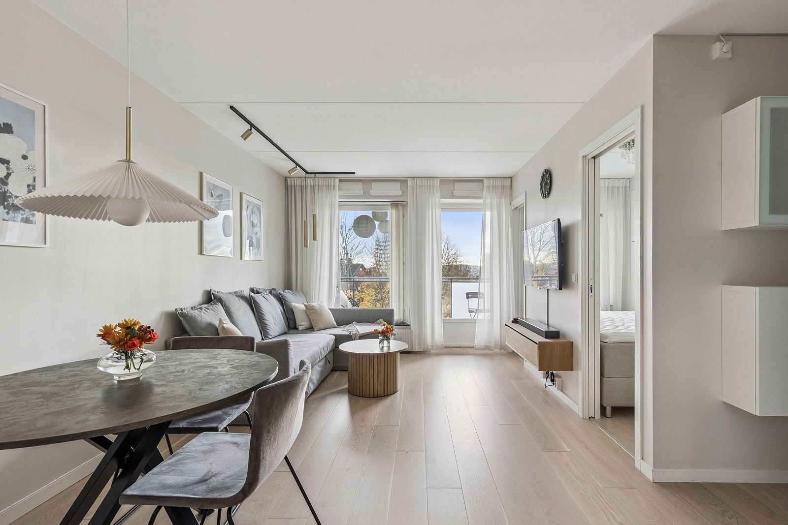 Stue med mye lysinnslipp og direkte utgang til balkong Galleribilde