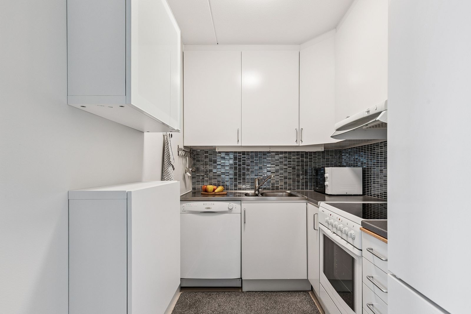 kjøkken med mye benk og skapplass Galleribilde