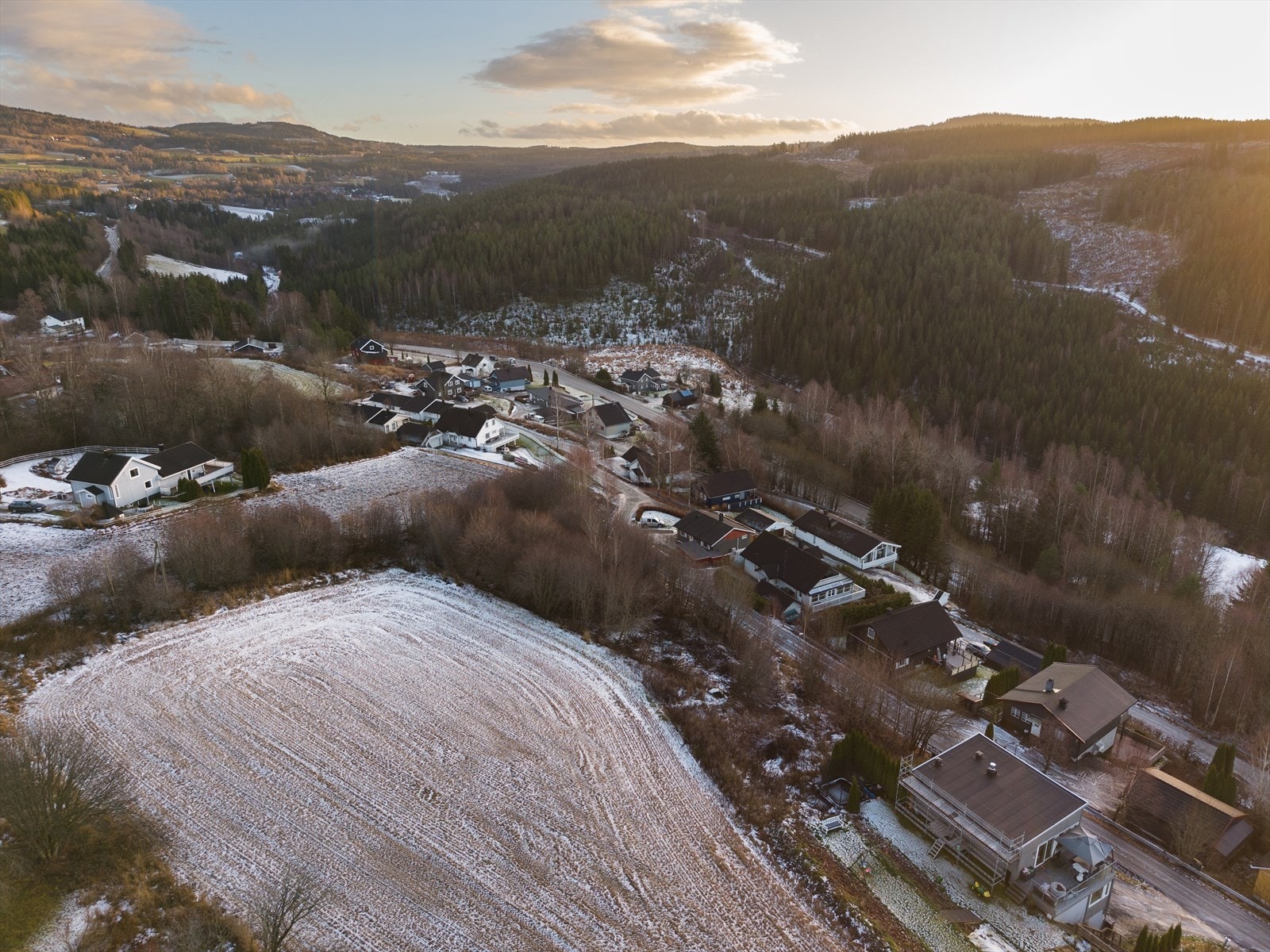 Tomten ligger fint til med gode sol og utsiktsforhold. Galleribilde