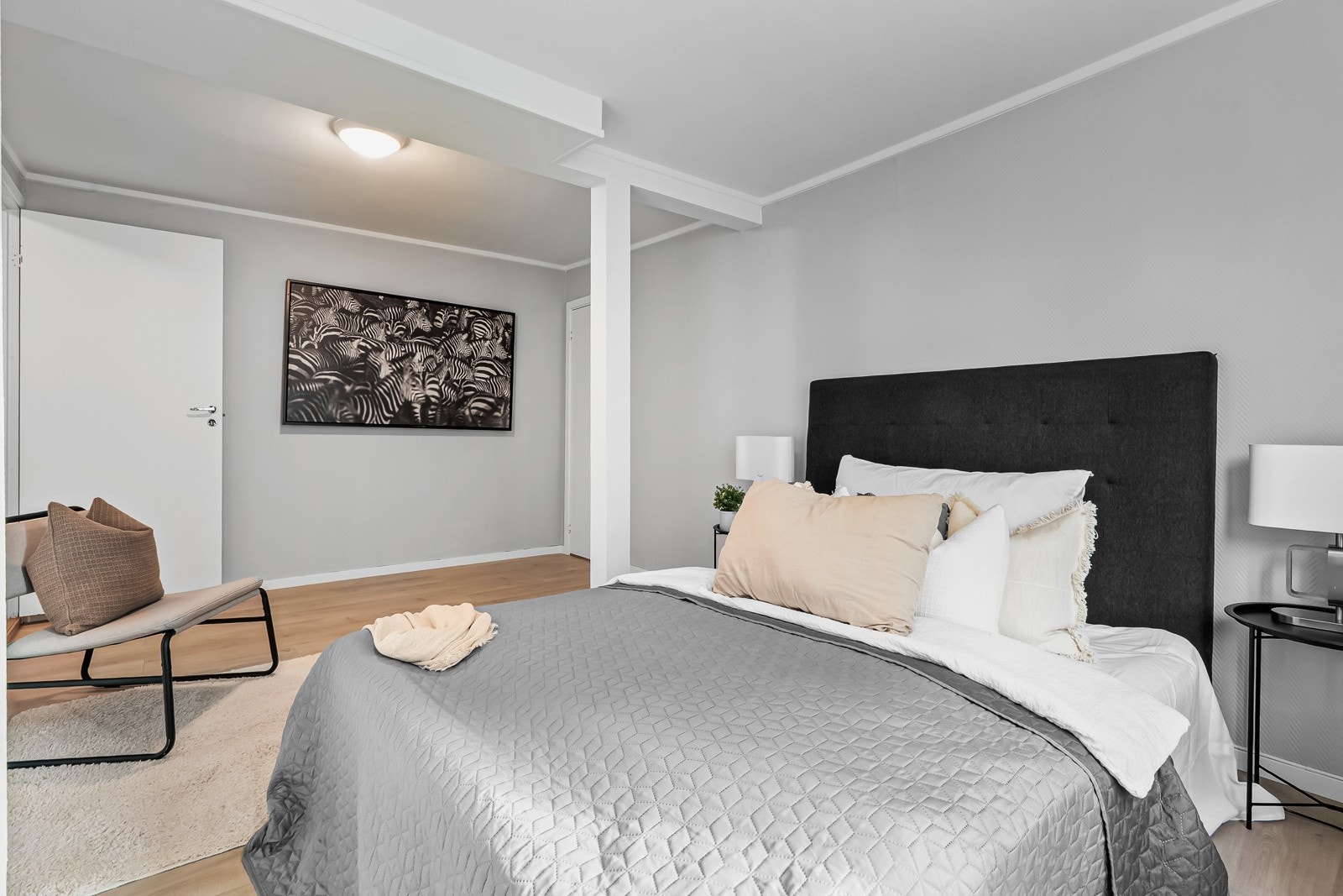 Lyst og romslig hovedsoverom med store vinduer som slipper inn mye naturlig lys Galleribilde