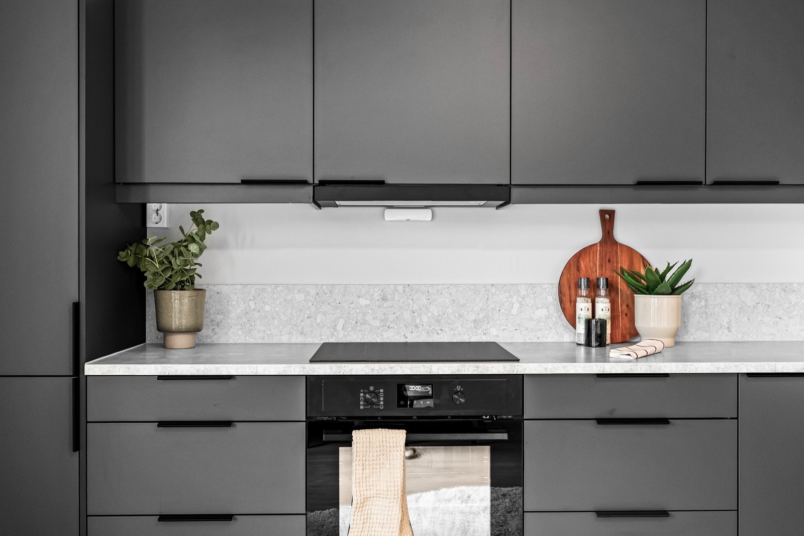 Flott hvit benkeplate som står i kontrast til frontene Galleribilde