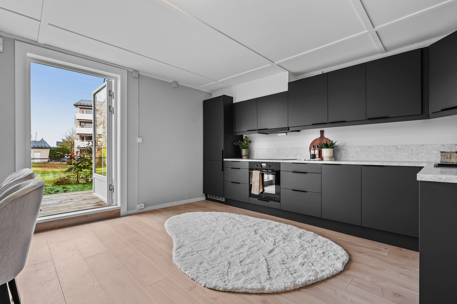 Mørke fronter gjør kjøkkenet både elegant og lett å innrede rundt Galleribilde