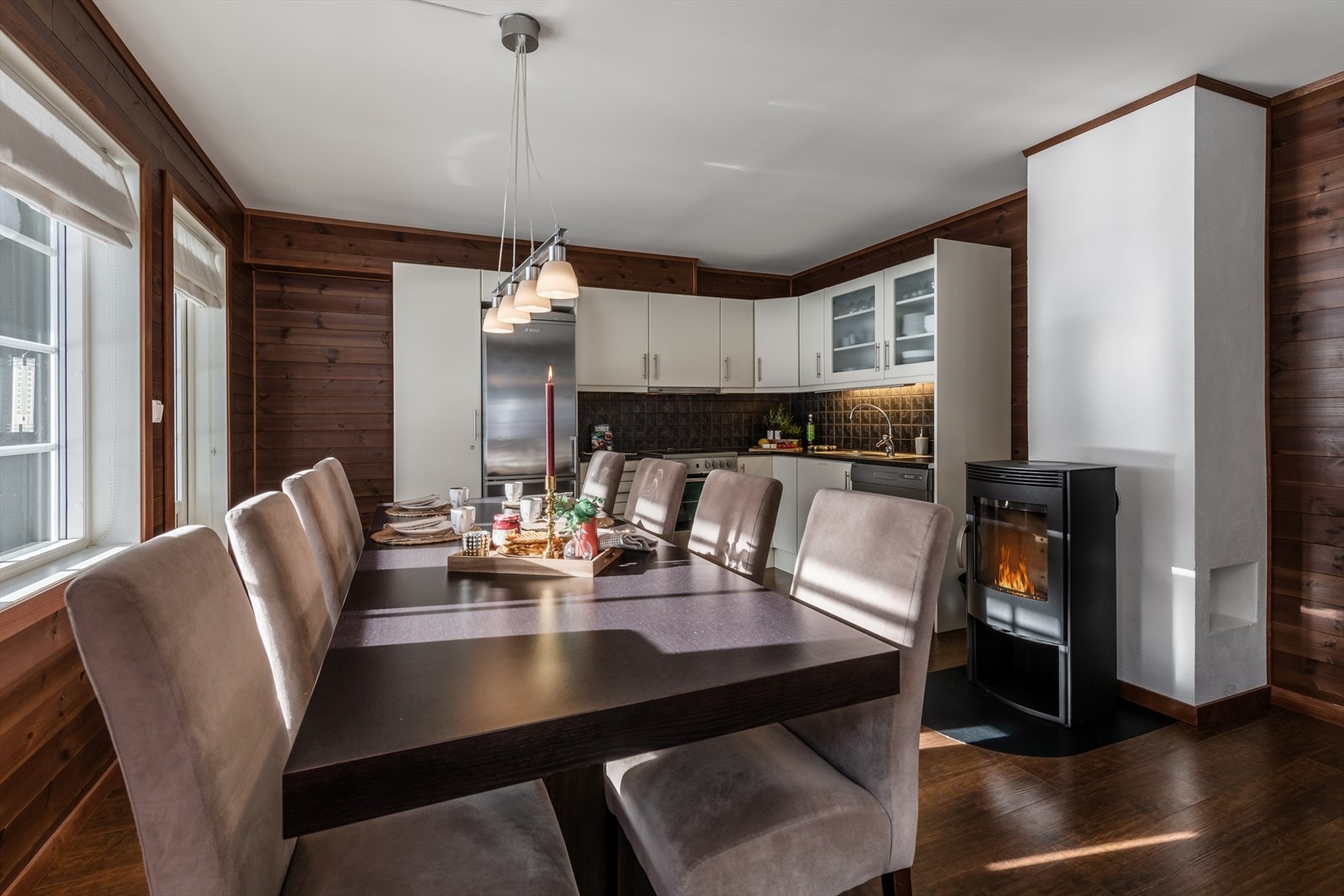 Kjøkken med spiseplass Galleribilde