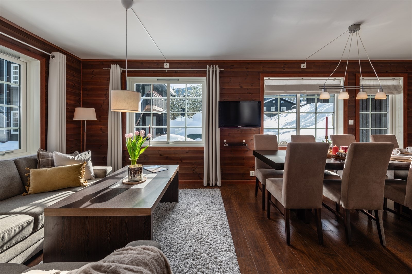 Stue/kjøkken med utgang til overbygd terrasse Galleribilde