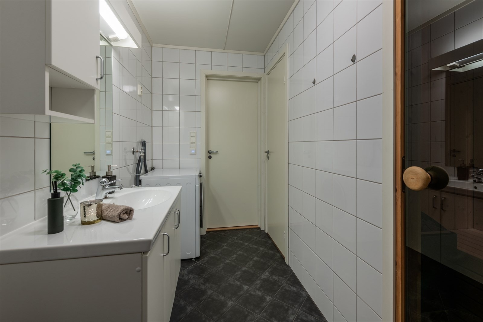 Bad med badstue og dør inn til wc-rom Galleribilde