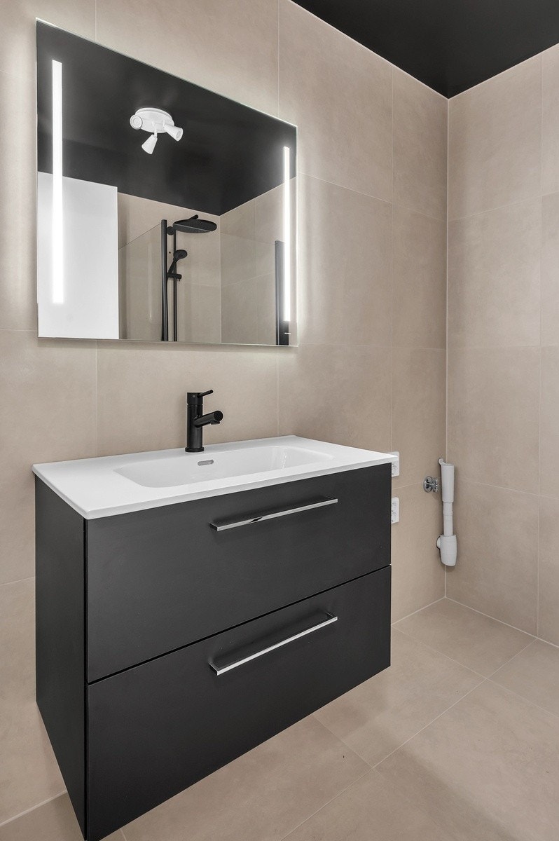 Bad med plass til vask/tørk maskin Galleribilde