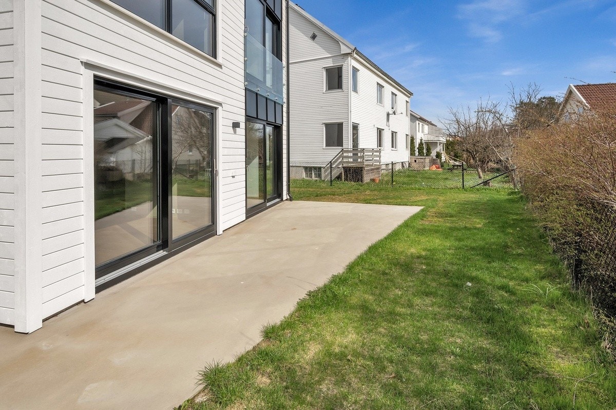 Bakside med platting og hage Galleribilde