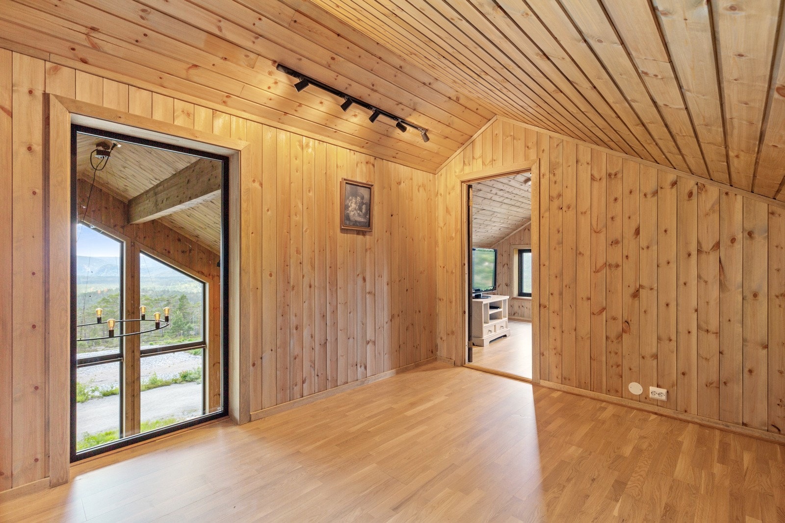 Det er satt inn et stort vindu i loftsetasjen som gir godt med naturlig lys Galleribilde