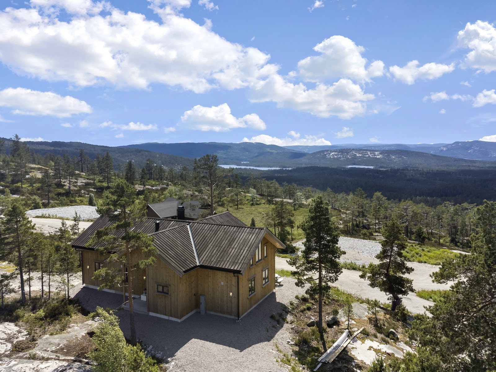 Hytta har en flott beliggenhet på Utsjå i Nissedal kommune med gode solforhold, flott utsikt og flere uteplasser rundt hytta. Galleribilde