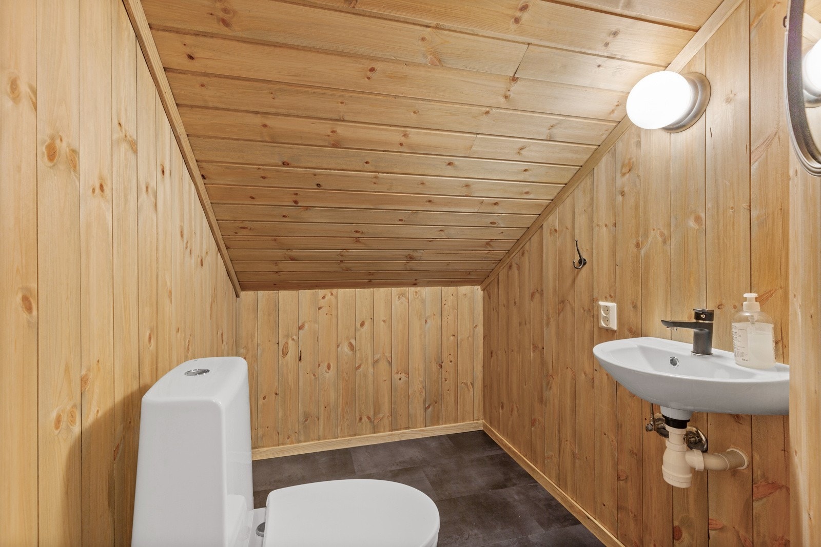 Praktisk, separat toalettrom Galleribilde