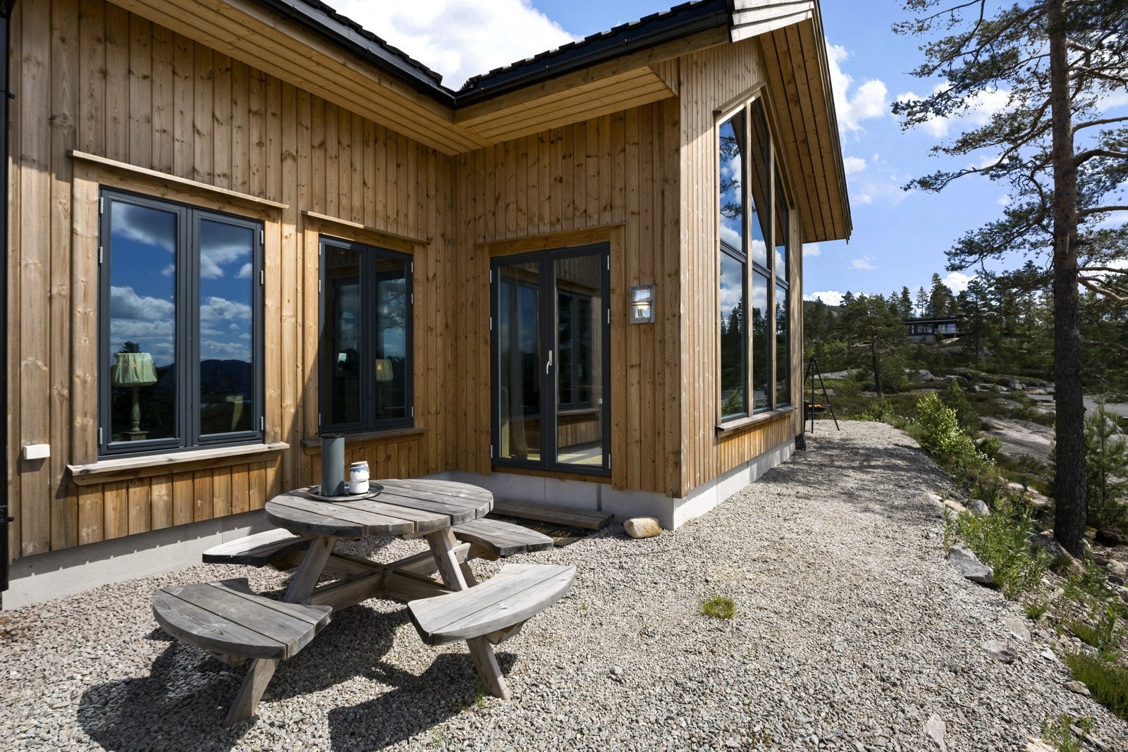 Solrike uteplasser rundt hytta Galleribilde