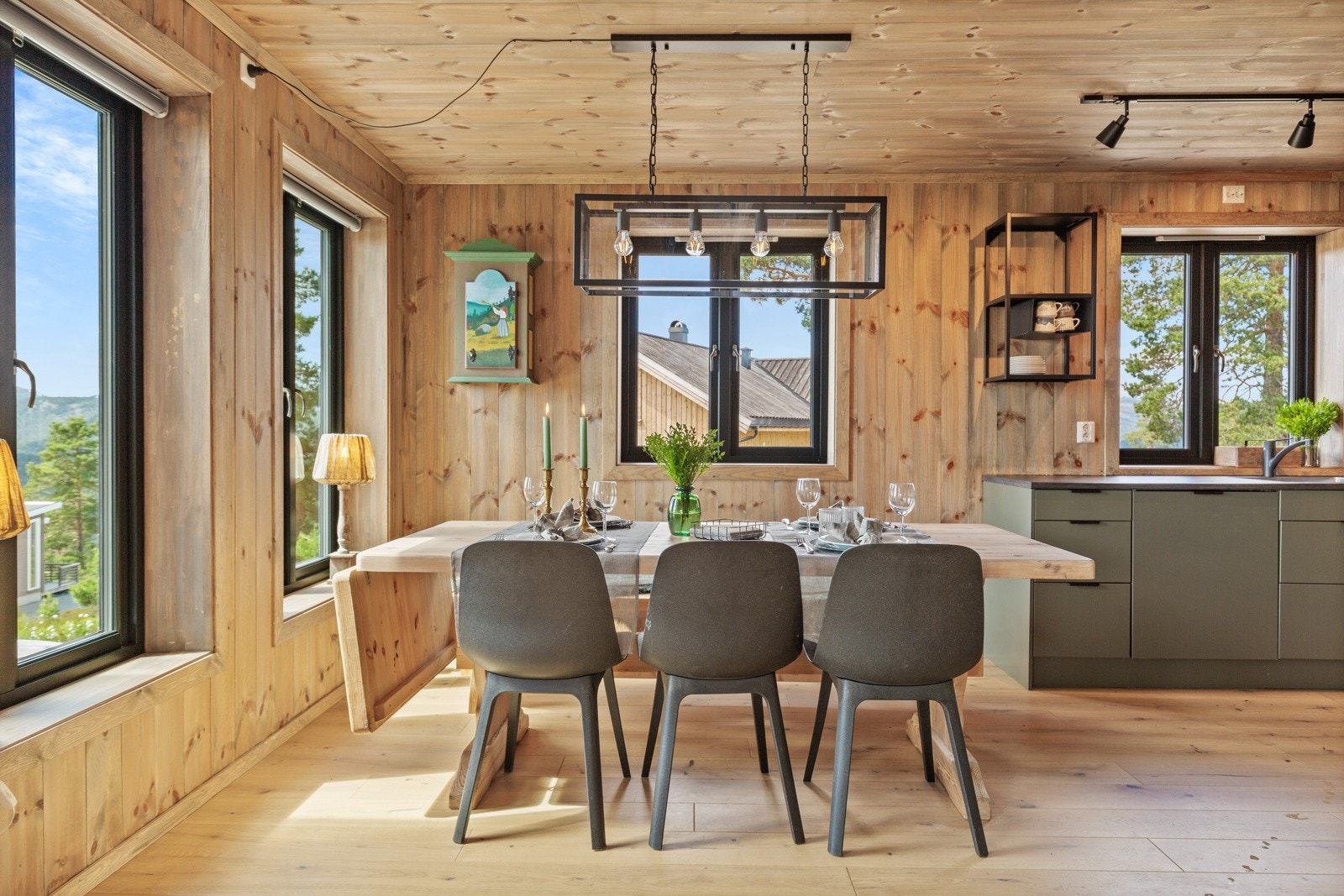 Spisestue i tilknytning til kjøkkenet med plass til langbord Galleribilde