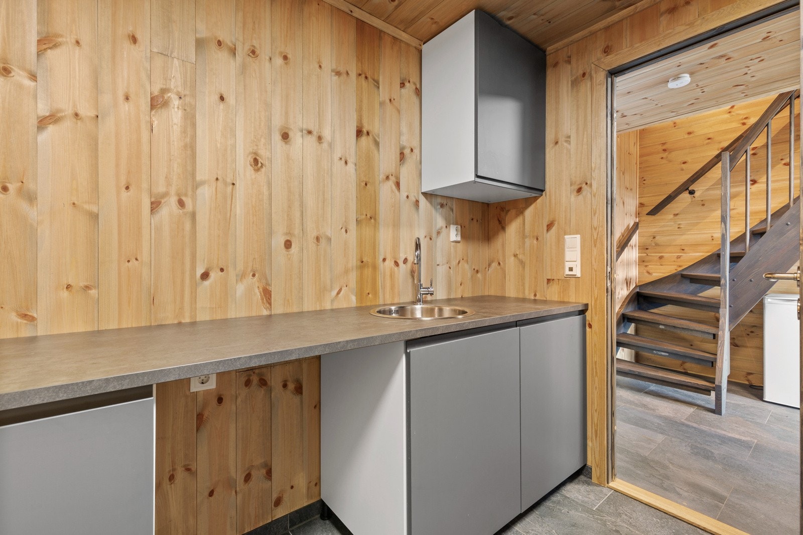 Rommet er innredet med benkeskap med vask, dusjkabinett, vegghengt toalett og opplegg for vaskemaskin. Vv-tank på 200 liter er plassert på vaskerommet. Galleribilde