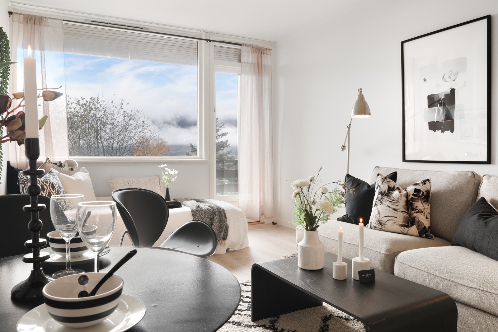 Romslig stue med stort vindu og utgang til balkong. Galleribilde