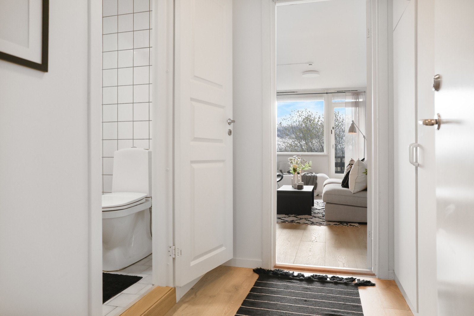 Entre/gang med garderobeløsning. Galleribilde