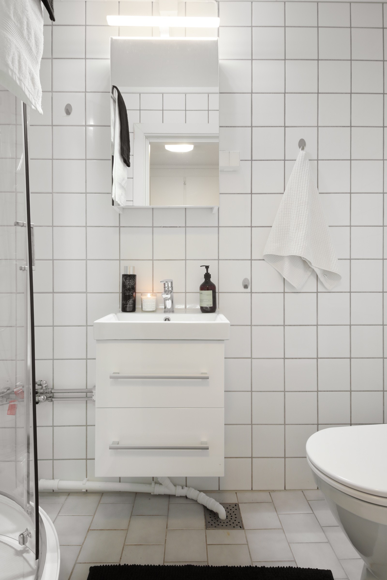 Utstyrt med servant, toalett og dusjkabinett. Galleribilde