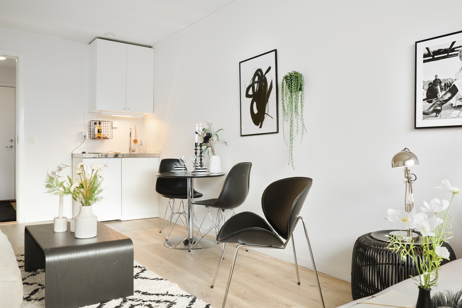 Kjøkkenet er integret i stuen. Galleribilde