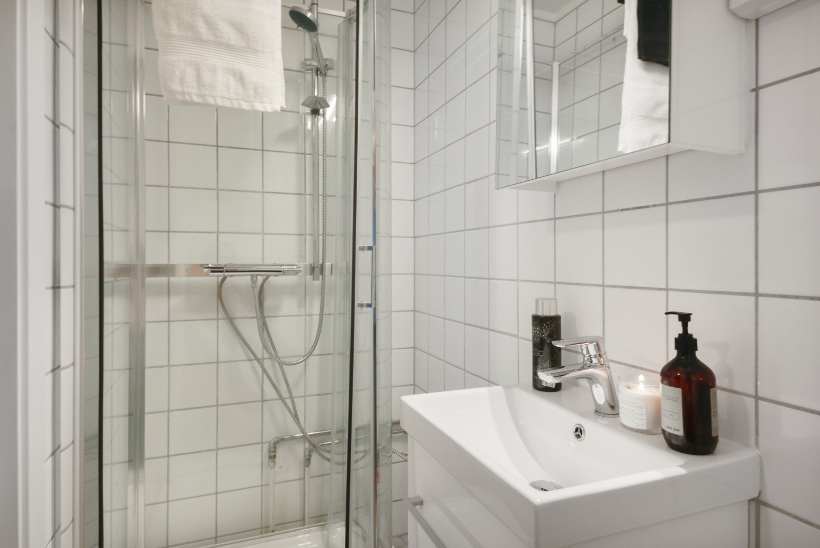 Flislagt bad med behagelig gulvvare. Galleribilde