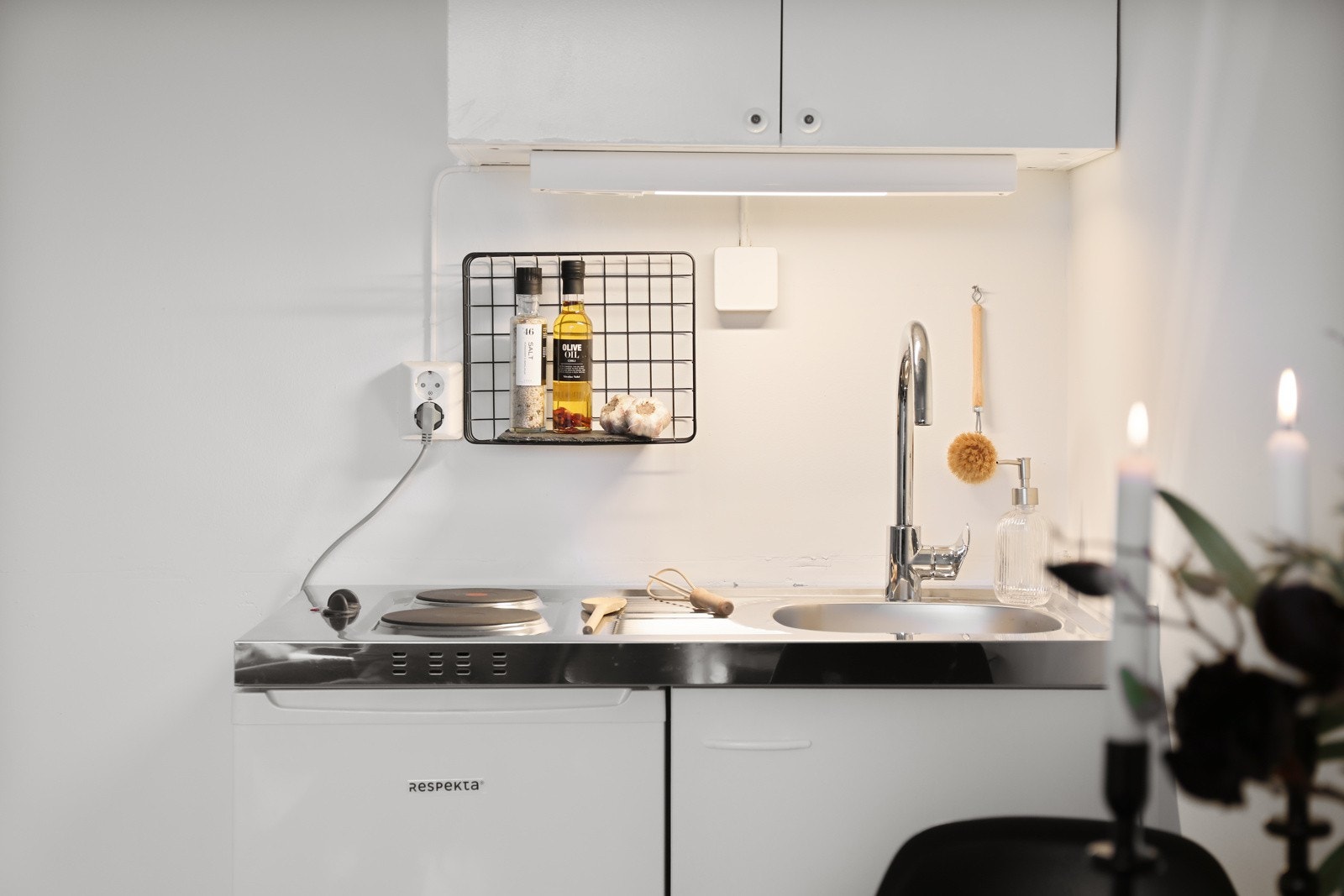 Kjøkkenet er utstyrt med kokeplate og innebygd kjøleskap Galleribilde