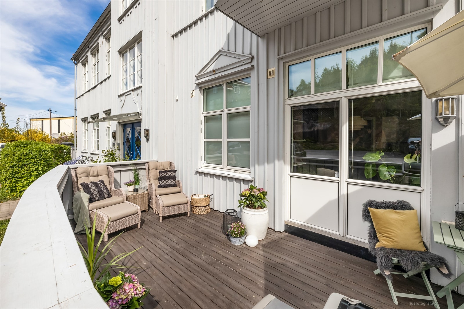 Vestvendt terrasse på 22 kvm som har god plass til ønsket møblement. Galleribilde