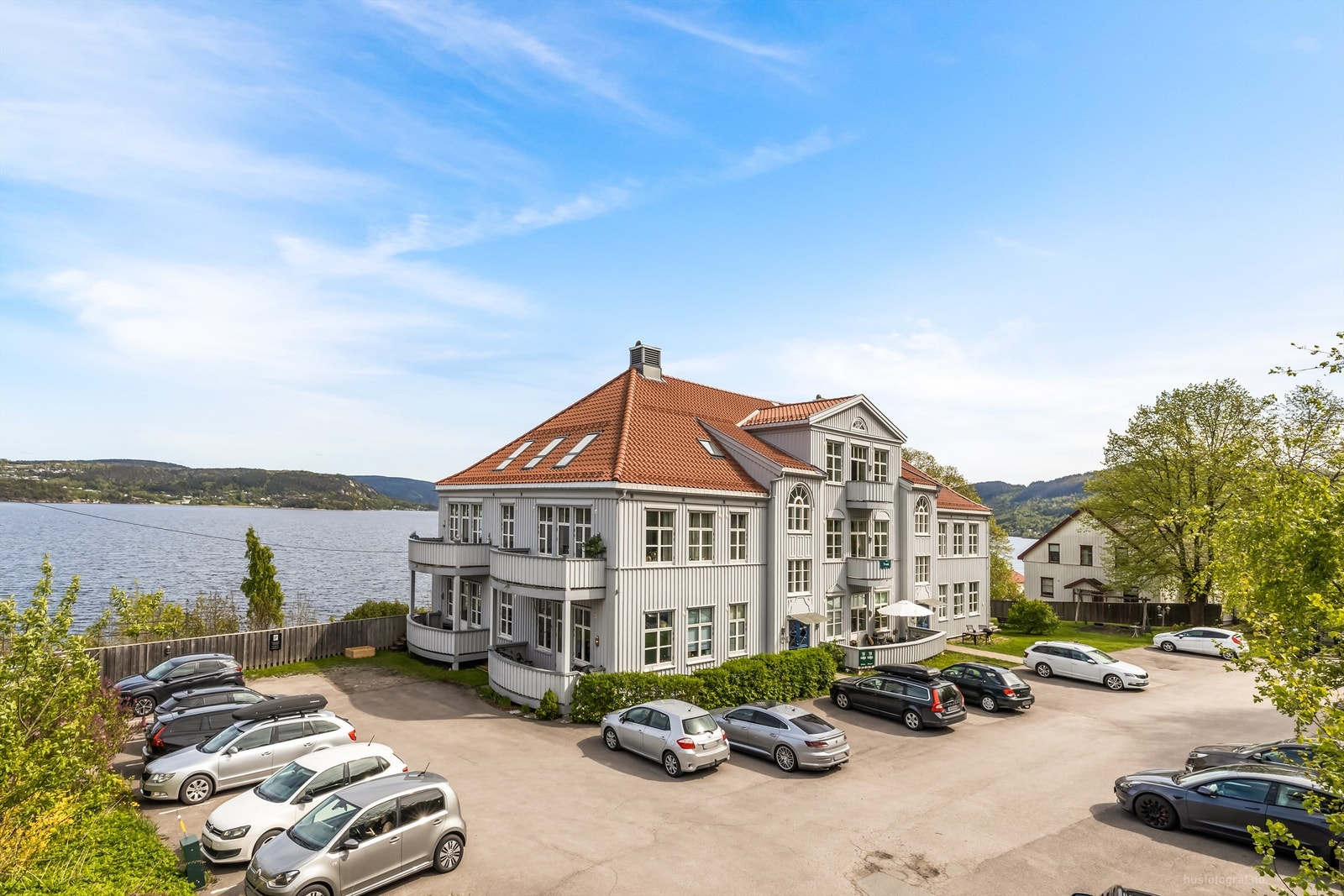 Historisk bygning med mye sjarm som skiller seg ut i bybildet! Galleribilde