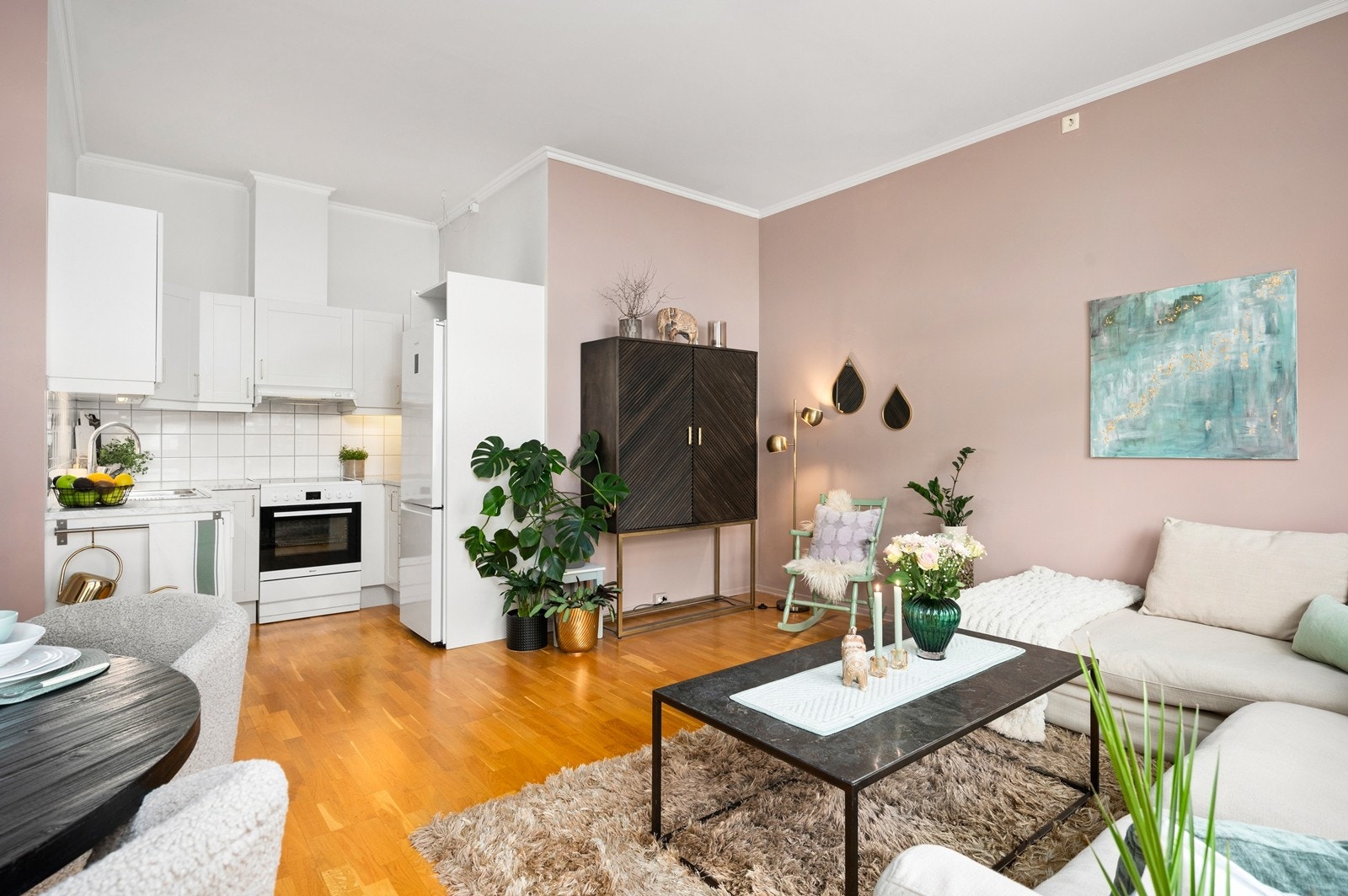 Leiligheten har en praktisk planløsning med god løsning i stuen med åpen løsning til kjøkkenet. Foto: Haiman Askari/Knipzet AS Galleribilde