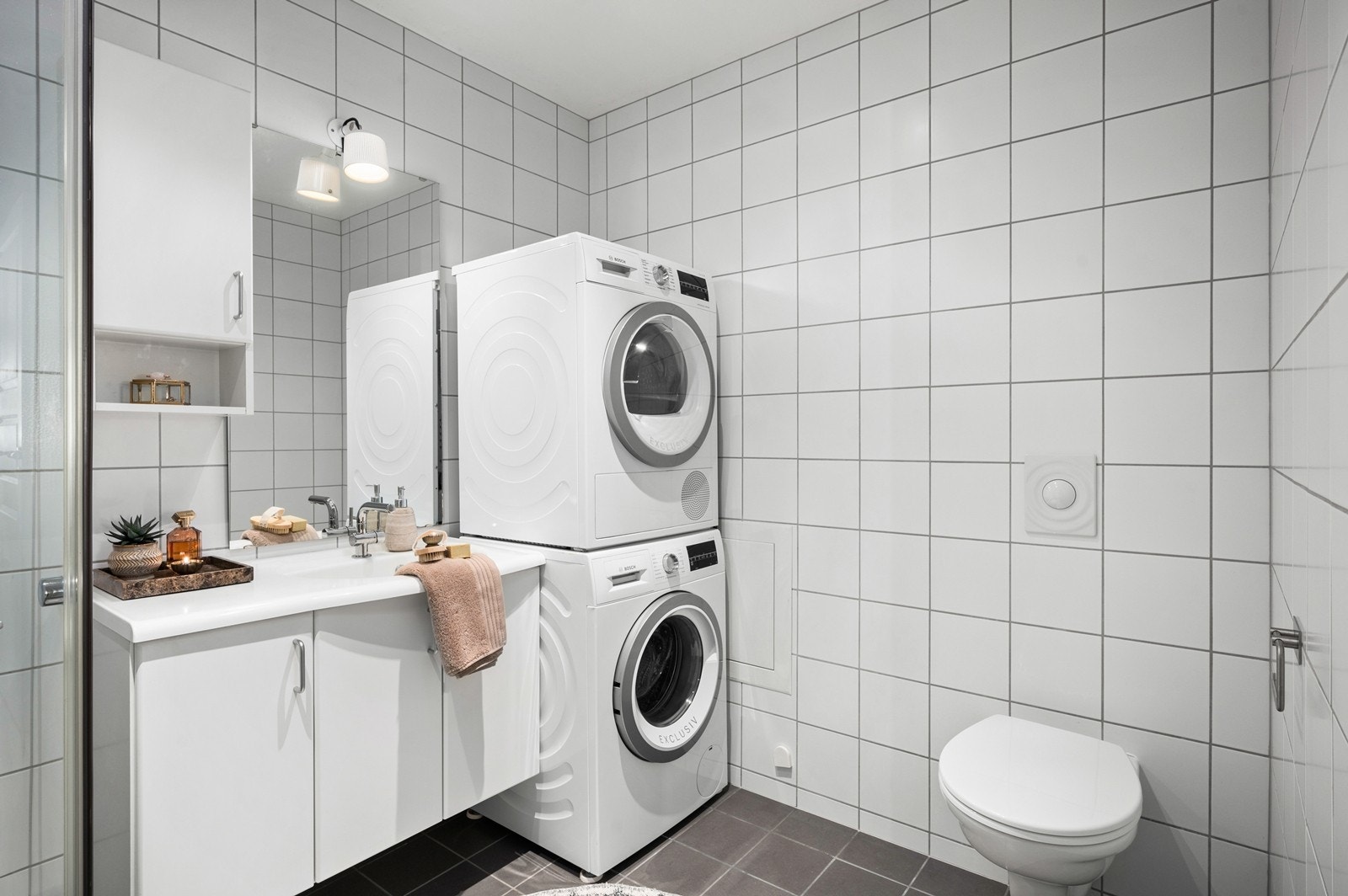 Badet har opplegg for vaskemaskin og vegghengt toalett. Galleribilde