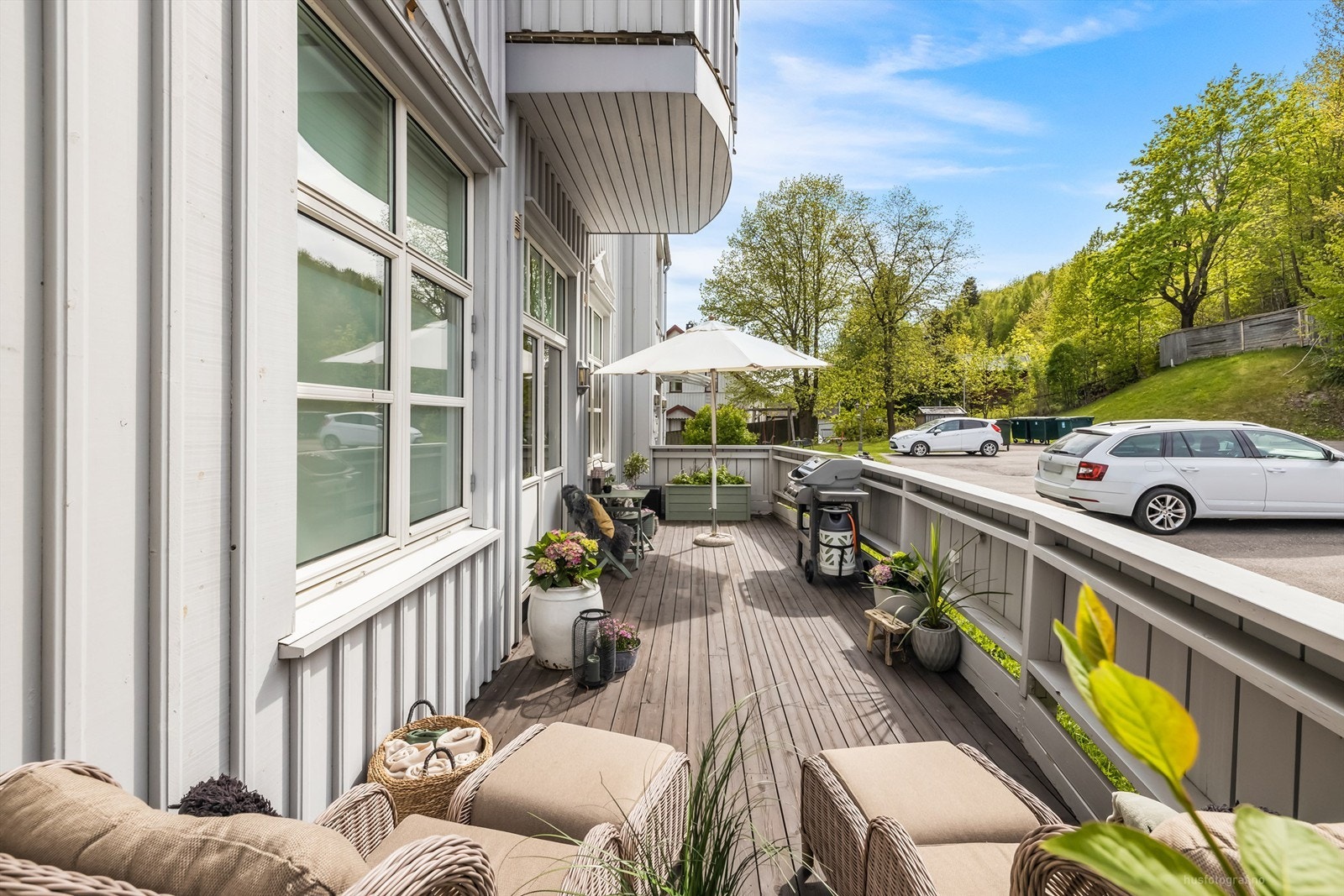 Terrassen ligger vendt mot sørvest og har sol fra 12-20 iflg selger (midtsommerstid) Galleribilde