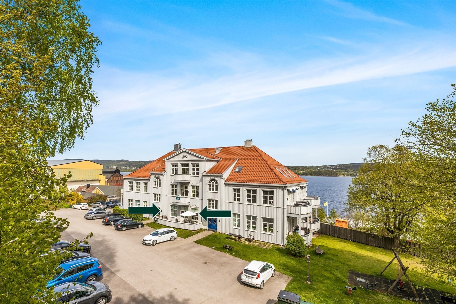 Sameiet har opparbeidede fellesarealer med plen og lekeplass, samt parkeringsplass som disponeres av leiligheten. Galleribilde