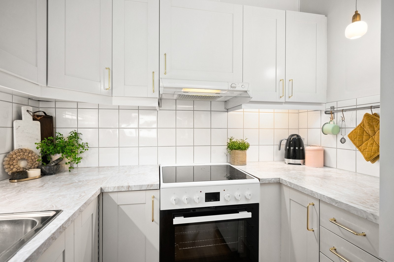 Frittstående hvitevarer som medfølger handelen. Galleribilde