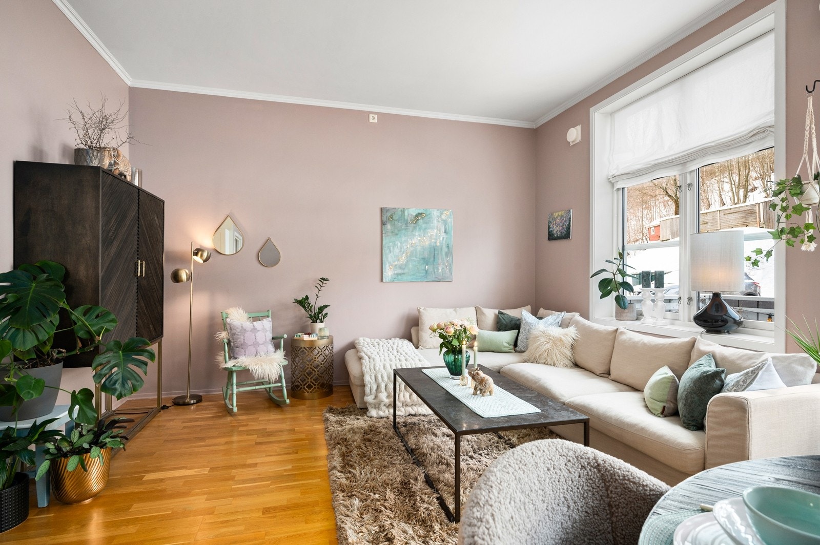 Leiligheten er malt i behagelige fargetoner og fremstår som lys og moderne. Galleribilde