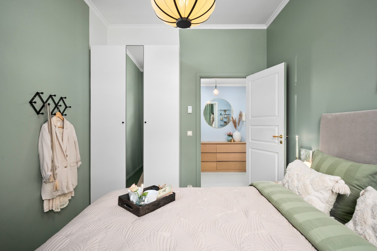 Delikat soverom med raus takhøyde, god plass til dobbeltseng og garderobeskap. Galleribilde