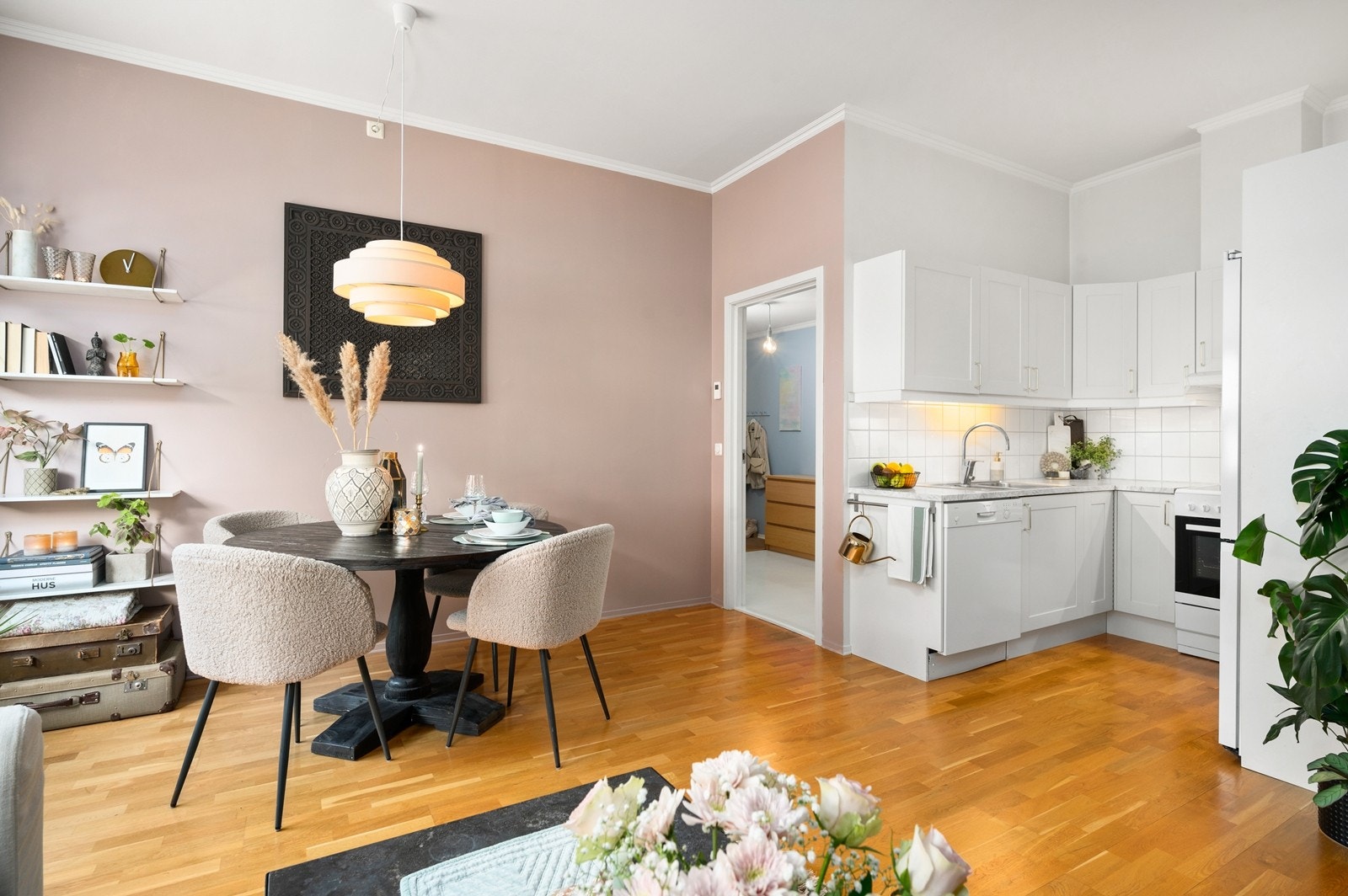 Leiligheten har en åpen løsning mellom stue og kjøkken. Galleribilde