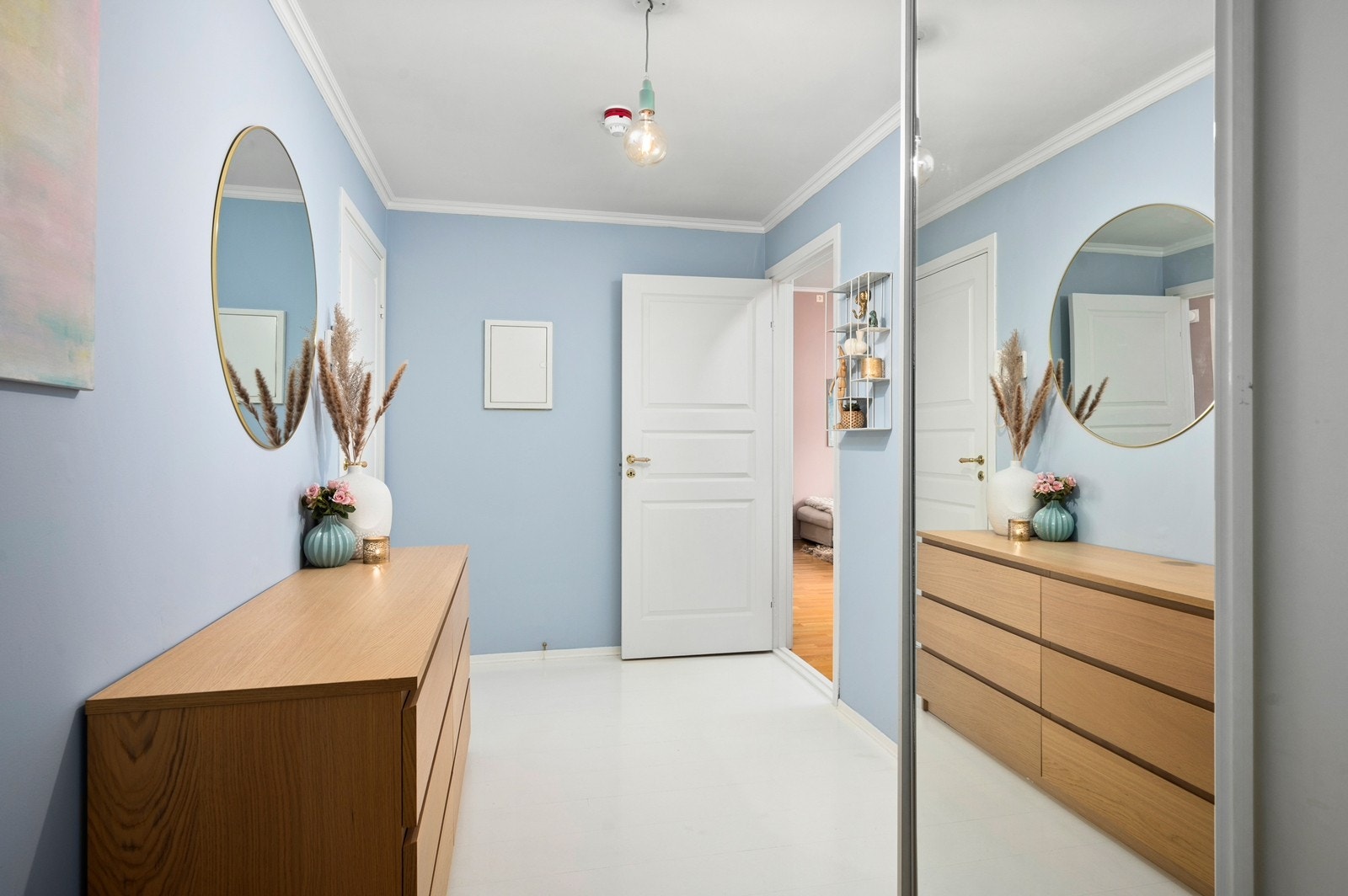 Entré med garderobeskap og god oppbevaringsplass. Galleribilde