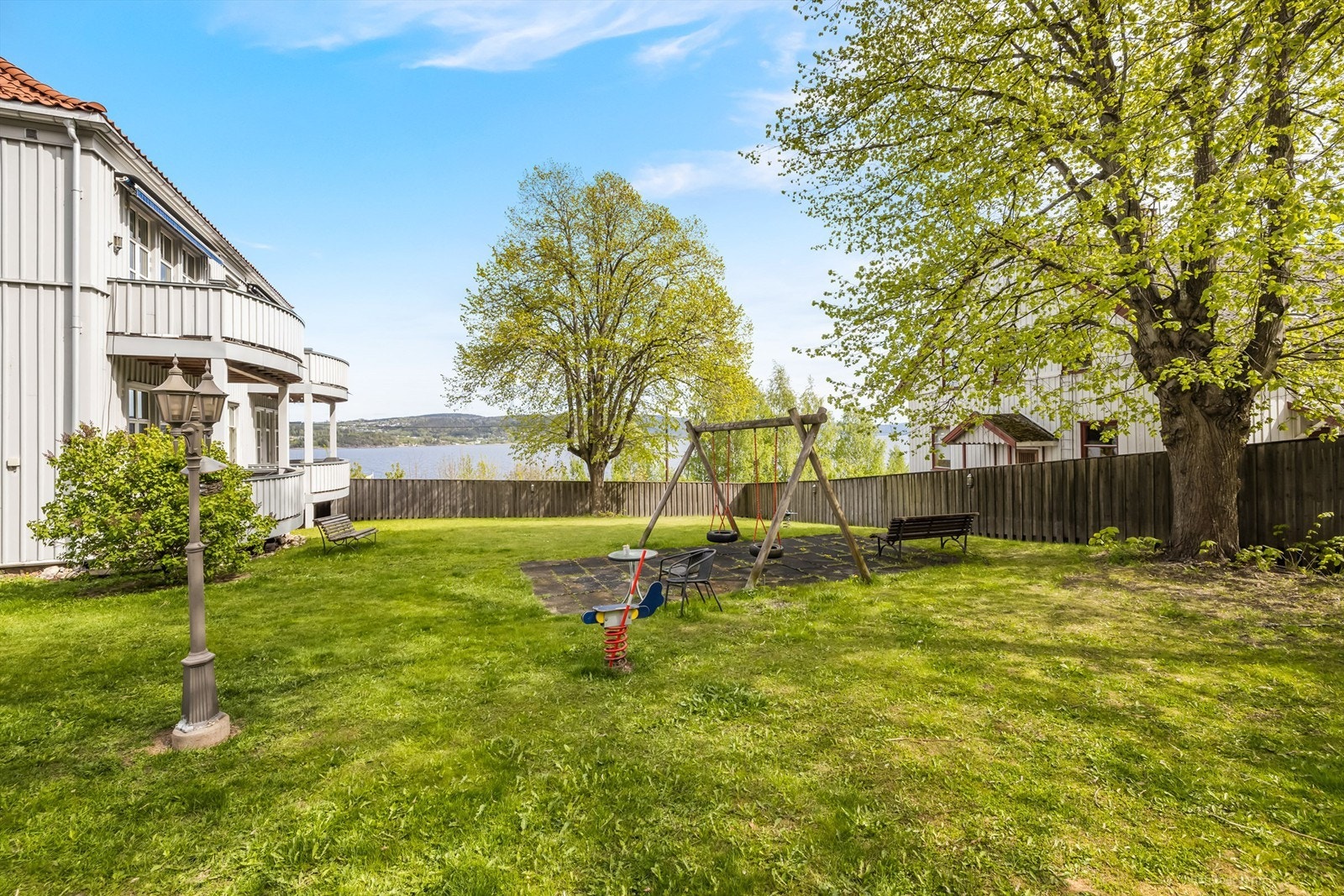 Lekeplass ved sameiet. Galleribilde