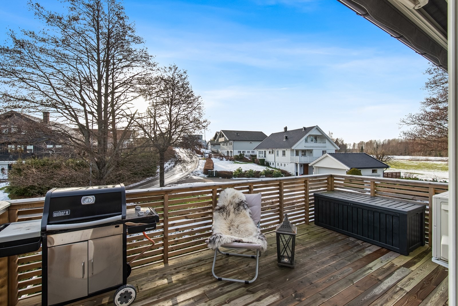 Leiligheten har en flott beliggenhet med naturskjønne turområder i umiddelbar nærhet, samtidig som du har Teie Torv og Tønsberg sentrum kun en kort kjøretur unna. Galleribilde