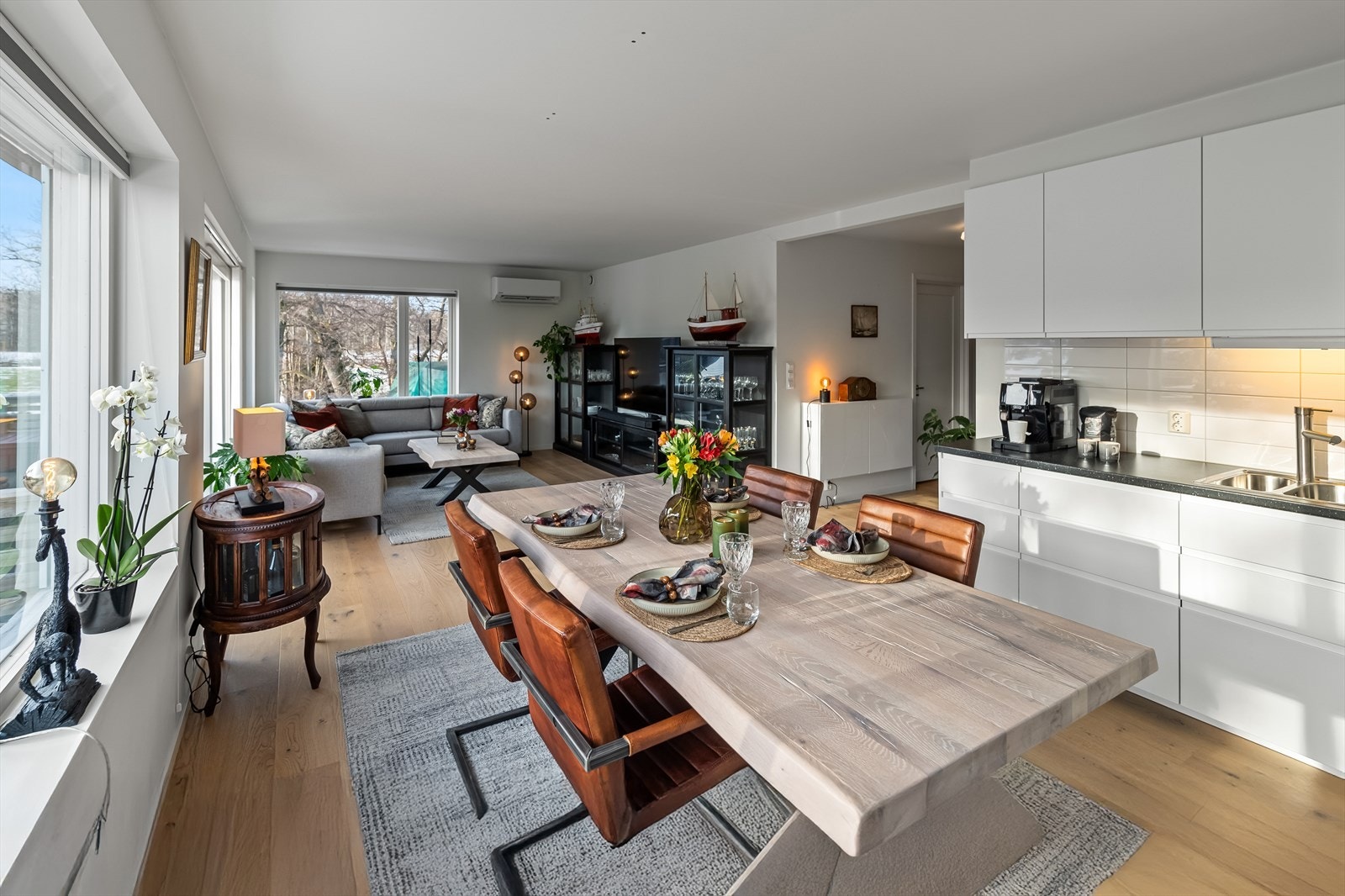 Spisestuen kan også fint plasseres i praktisk tilknytning til kjøkkensonen. Galleribilde