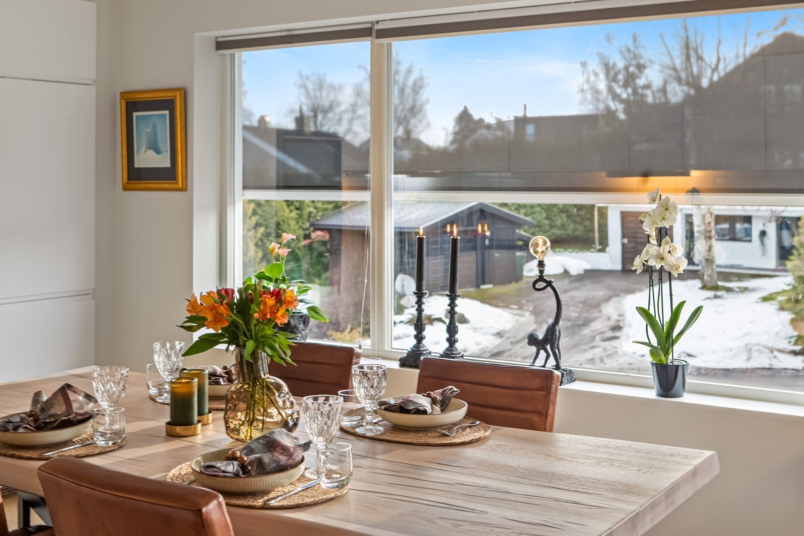 Godt med naturlig lys slippes inn igjennom gode vindusflater og terrassedør. Galleribilde