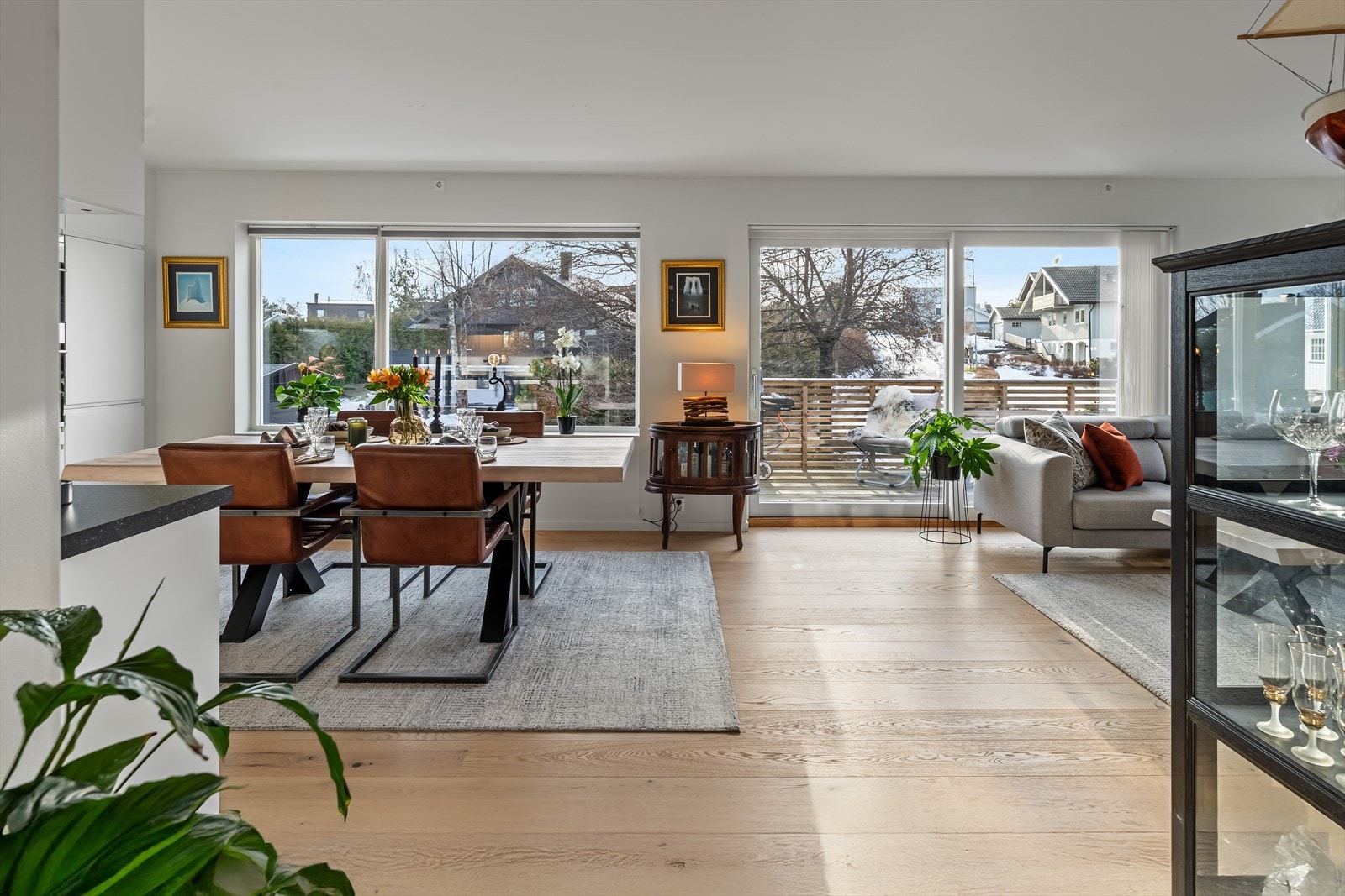 Leiligheten byr på en praktisk og areal effektiv planløsning, med en romslig og åpen stue- og kjøkken løsning. Galleribilde