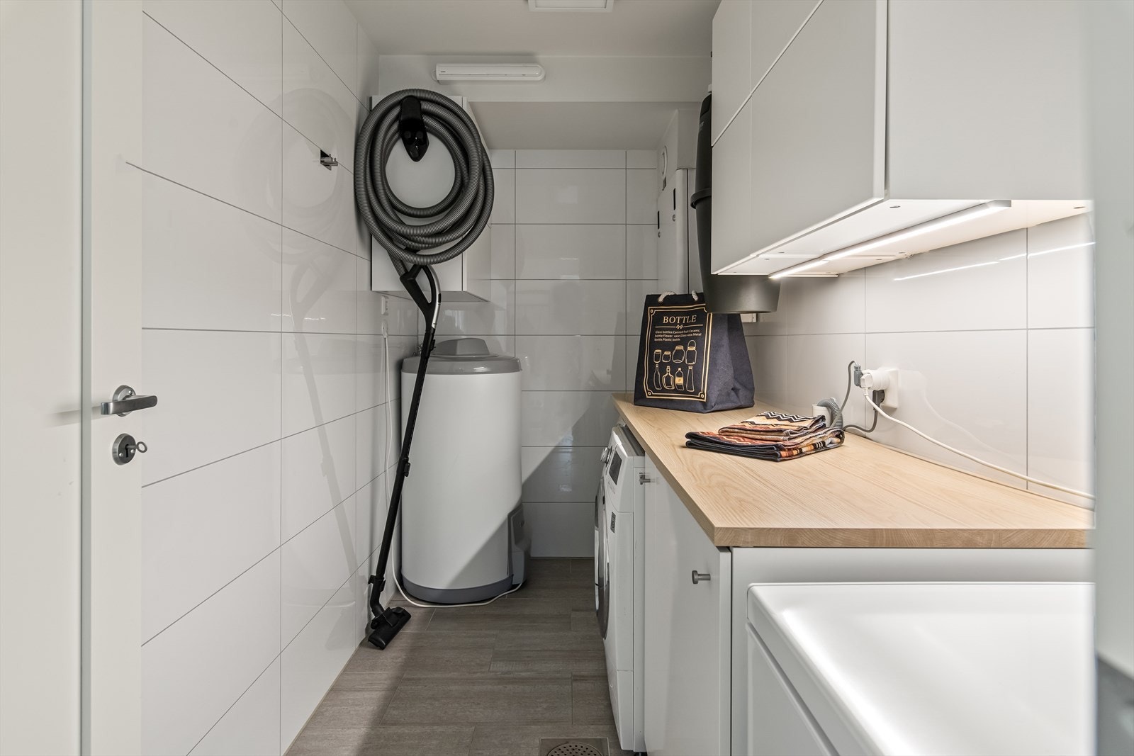 Med inngang fra gangen finner du også et praktisk vaskerom med god benke- og skap, i tillegg til et teknisk rom hvor blant annet sentralstøvsugeren er plassert Galleribilde