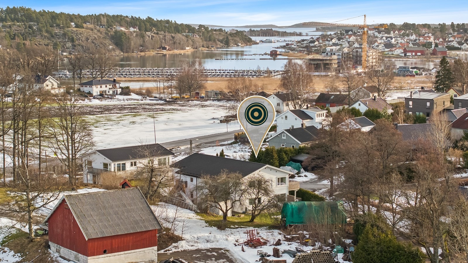 Dagligvarehandel kan gjøres ved Kiwi Hjemseng eller Coop langs Smidsrødveien. Galleribilde